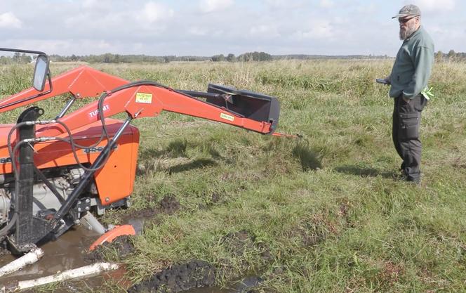 Rolnicy. Podlasie. Andrzej wyciąga traktor z błota