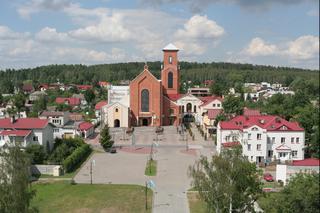 Przy sanktuarium w Skarżysku-Kamiennej stanie karawaka