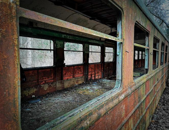 Opuszczona stacja kolejowa w sercu puszczy na Podlasiu
