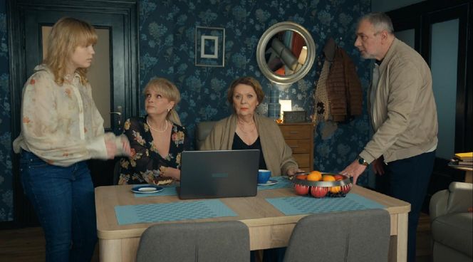 Barwy szczęścia, odcinek 3192. Emilka (Jessica Frankiewicz), Małgorzata (Adrianna Biedrzyńska), Józefina (Elżbieta Jarosik), Andrzej (Leon Charewicz)