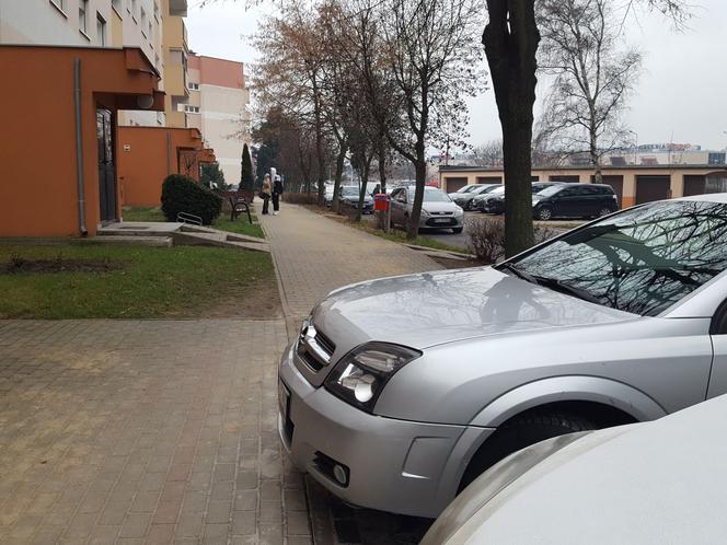 Parkingowy absurd na osiedlu Rejtana w Lesznie 