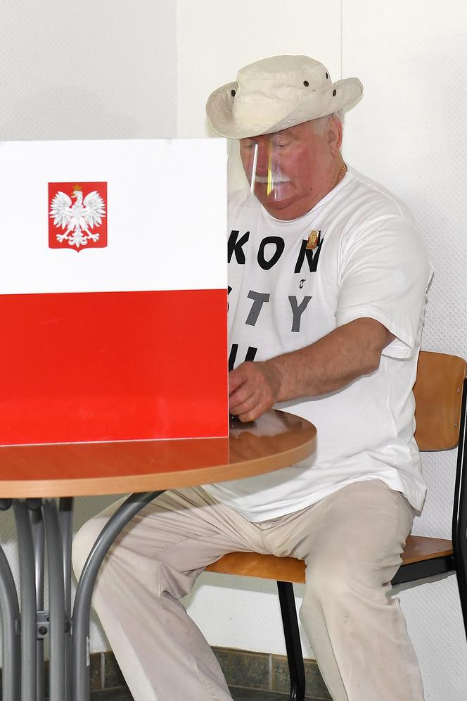 Wybory 2020 Lech Wałęsa zagłosował w koszulce Konstytucja 