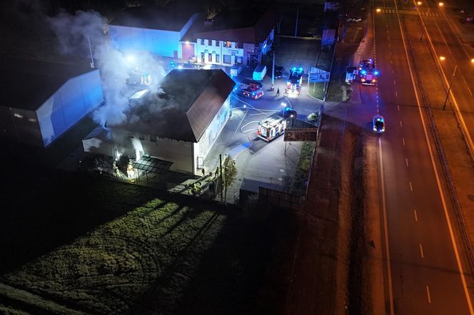 Pożar w Jankach. Palił się sklep meblowy.