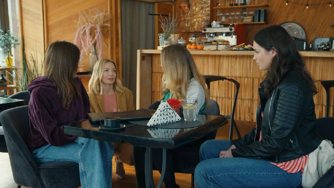 Barwy szczęścia, odcinek 3142. Madzia (Natalia Sierzputowska), Dominika (Karolina Chapko), Oliwka (Wiktoria Gąsiewska), Weronika (Maria Świłpa)