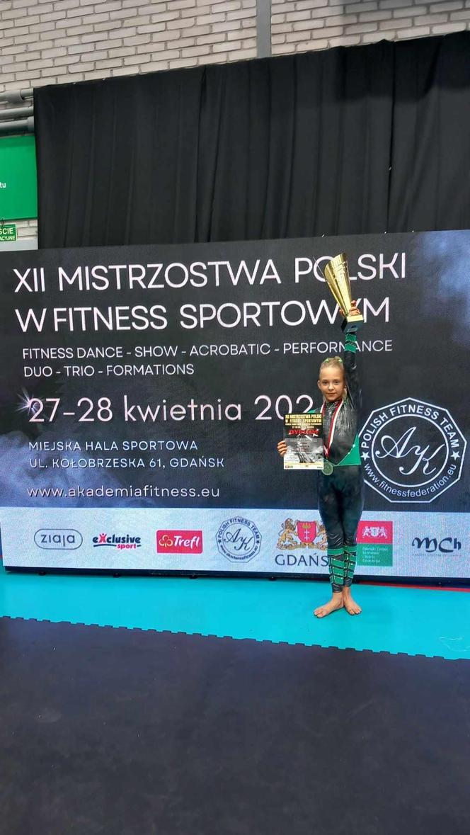 Worek medali dla zawodników Uczniowskiego Klubu Sportowego Akrofitness Szczecinek