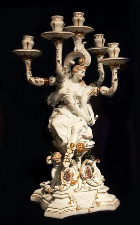 Miśnia – porcelanowy kandelabr z postacią kobiety z tzw. serwisu Sułkowskiego, 1736