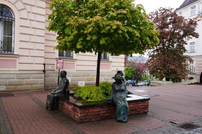 Ławeczka Poetów w Tarnowie. To jedno z ulubionych miejsc turystów odwiedzających Małopolskę!