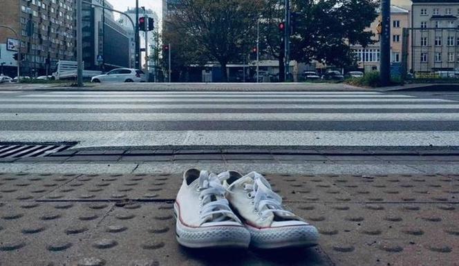 Białe buty na ulicach Warszawy