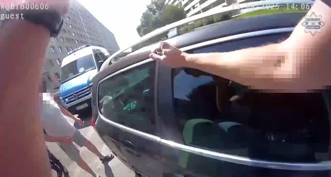 25-latek utknął w rozgrzanym samochodzie i wołał o pomoc. Policjanci musieli rozbić szybę
