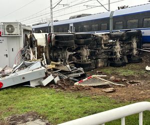 Zderzenie pociągu z ciężarówką. Skład PKP Intercity się wykoleił. Trwa akcja ratunkowa