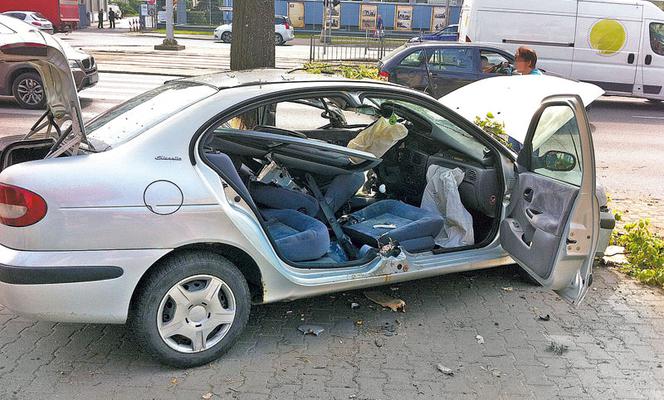 Samochód owinął się na drzewie