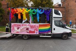 VI Toruński Marsz Równości. Przeciwnicy modlili się w centrum