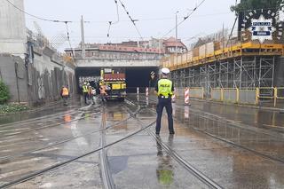 Kierowca pojazdu ciężarowego zerwał sieć trakcję tramwajową pod wiaduktem w Bytomiu