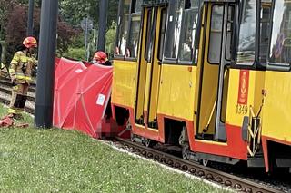 Czterolatek zginął ciągnięty przez tramwaj po torowisku. W miejscu tragedii wciąż płoną znicze 