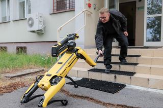 Robopies odwiedził i ćwiczył z warszawskimi policjantami