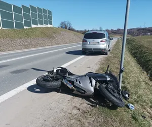 Zderzenie motocykla z samochodem. 25-latek uderzył w tył auta