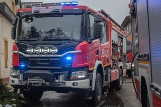 Jedlina-Zdrój. Wybuch gazu w mieszkaniu w budynku wielorodzinnym. Dwie osoby poparzone [ZDJĘCIA].