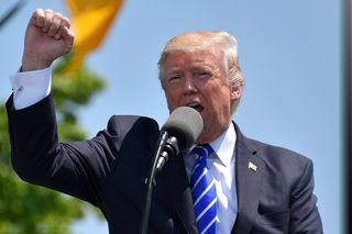 Na co choruje Donald Trump? Zdjęcia jego dłoni wywołały falę spekulacji