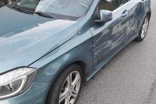 Groźne zderzenie w Krakowie. Samochód osobowy wylądował na przeciwległym pasie 