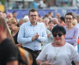 Potańcówka przed teatrem w Katowicach