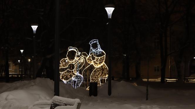 Lublin wieczorową porą. W mieście świąteczne ozdoby i hałdy śniegu. Zobacz zdjęcia!