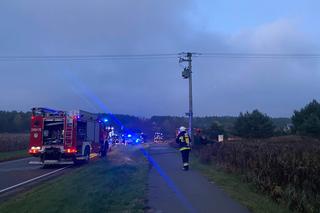 Poważny wypadek w Obrowie. Dachował samochód osobowy. Dwie osoby w szpitalu