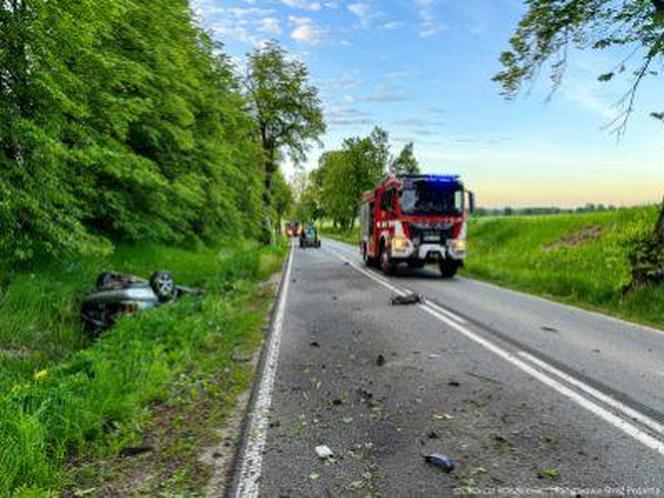 Tragiczny wypadek pod Węgorzewem. Samochód rozpadł się na pół. Kierowca zginął na miejscu