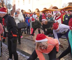 Bieg Mikołajów w Olsztynie. Około 400 osób pobiegło w charytatywnym celu [ZDJĘCIA]