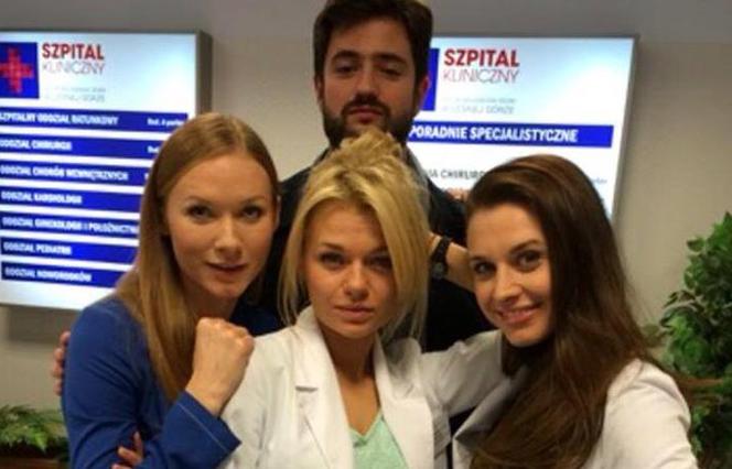 Na dobre i na złe. Adam (Grzegorz Daukszewicz), Wiki (Katarzyna Dąbrowska) i Agata (Emilia Komarnicka), Zuza (Julia Kamińska)