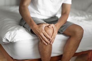 Poranny ból stawów to nie tylko zmęczenie. Lekarze ostrzegają przed chorobą, która rozwija się w ciszy