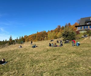 Małopolskie pasmo górskie zachwyca jesiennym pięknem. Ukryta perełka z widokiem na tatry 