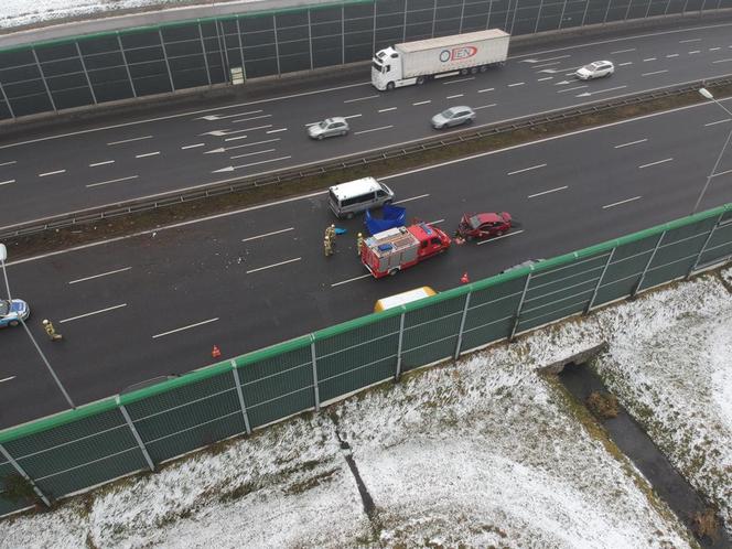 Śmiertelny wypadek na autostradzie. Renault uderzyło w bariery, potężne utrudnienia w ruchu