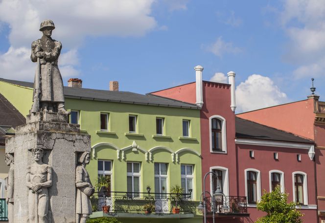 To miasteczko w województwie kujawsko-pomorskim leży na brzegu dwóch jezior. Przez wieki nękały je pożary