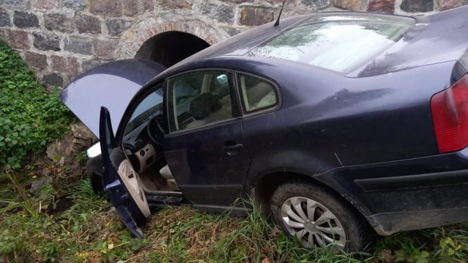 Szczybały Orłowskie. Chciał skręcić w lewo, skręcił w prawo. Auto wylądowało w przydrożnym rowie [ZDJĘCIA]