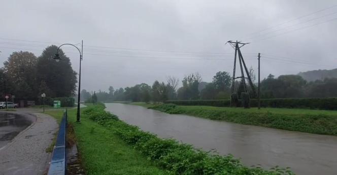 Zagrożenie powodziowe w Śląskiem. Zalane drogi, lokalne podtopienia w całym regionie