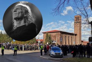 Pogrzeb Romana Kostrzewskiego. Wzruszający koncert na cmentarzu. Głosy fanów słychać było z oddali [RELACJA, ZDJĘCIA]