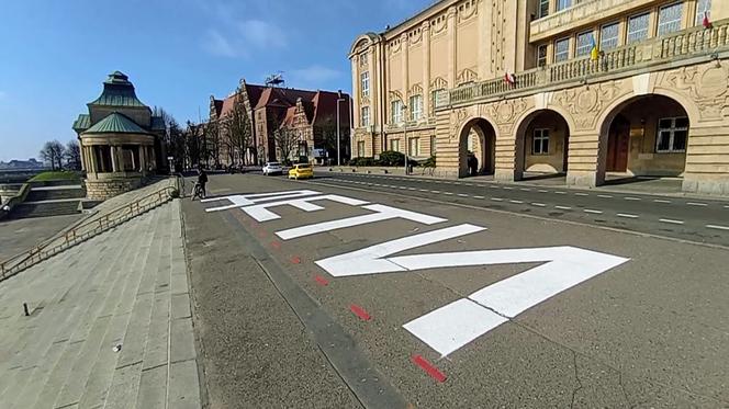 Wielki napis na Wałach Chrobrego. Szczecin upamiętnił ofiary nalotu na teatr w Mariupolu