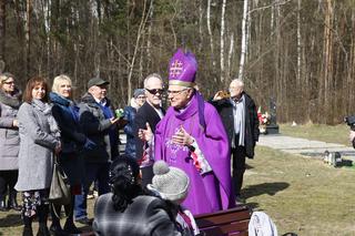 Wizyta na cmentarzu i łzy na mszy świętej. Ewa Krawczyk w pierwszą rocznicę śmierci męża