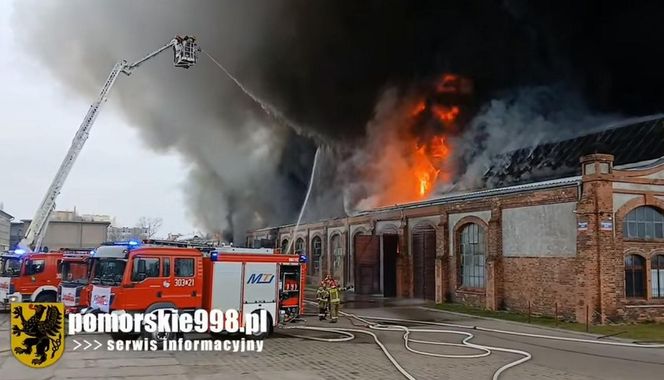 Potężny pożar zabytkowej hali w Gdańsku. Wielka chmura dymu w mieście