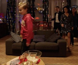 M jak miłość, zabawa sylwestrowa. Kinga (Katarzyna Cichopek), Misiek (Aleksander Bożyk), Piotrek (Marcin Mroczek), Krysia (Hanna Mikuć)