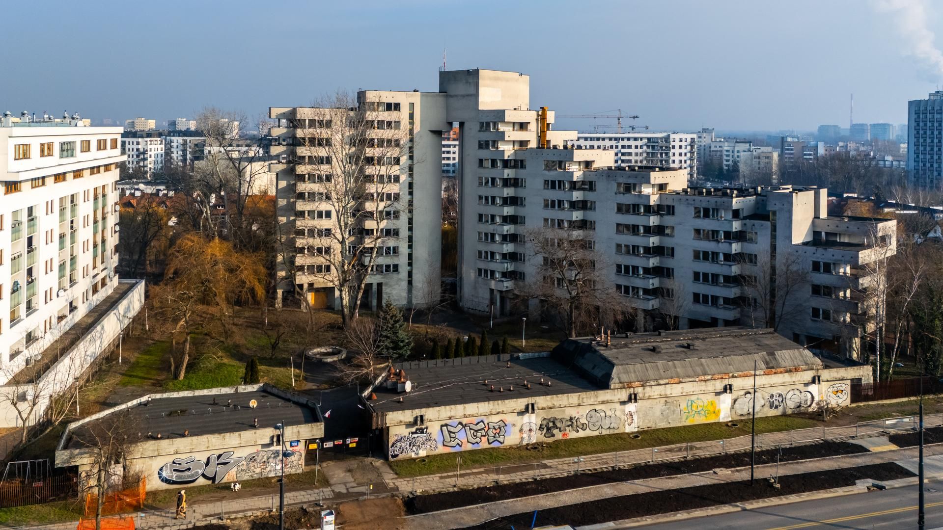 Szpiegowo z lotu ptaka. Blok na Sobieskiego 100 w Warszawie