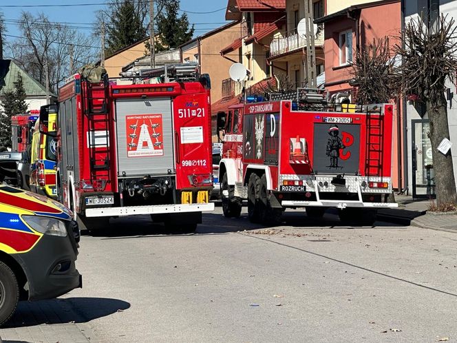 Emeryt wjechał w kobietę, która wsadzała dzieci do samochodu. Koszmarny wypadek pod Warszawą 