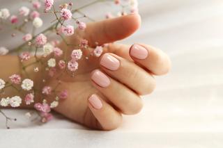 Boskie paznokcie na wiosnę 2023. Ten manicure na krótkie paznokcie skradł serca kobiet. Naturalny i minimalistyczny