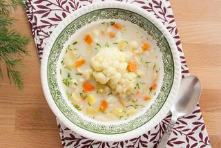 Zupa kalafiorowa z koperkiem i ziemniakami - pyszna i sycąca letnia zupa