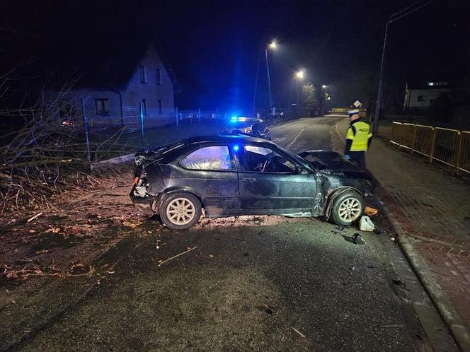 Fatalny wypadek koło Kamiennej Góry. Kierowca osobówki uderzył w trzy drzewa, oszukał przeznaczenie