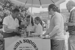 Fast food w PRL: bułka z pieczarkami i kiełbaska z wody