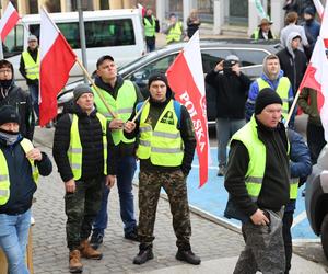 Protest rolników 20 marca przed Lubelskim Urzędem Wojewódzkim w Lublinie