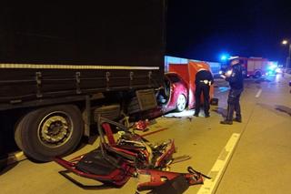 Peugeot wbił się pod naczepę