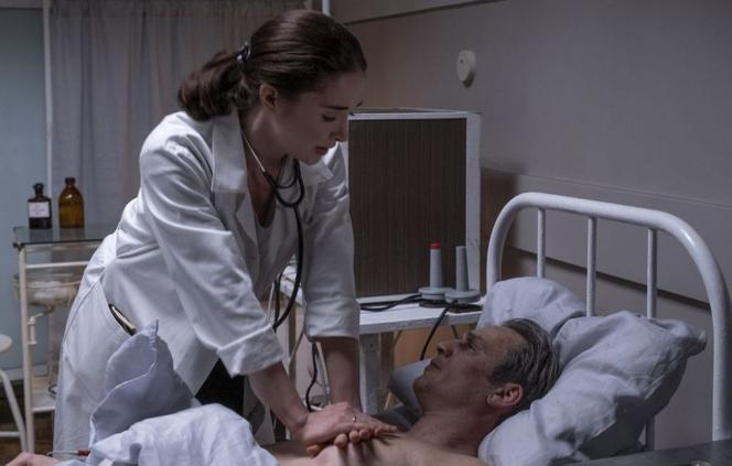 Stulecie Winnych 3, odcinek 33: Kazimierz trafi do szpitala w ręce córki! Na łożu śmierci wyzna Ewie całą prawdę - ZDJĘCIA