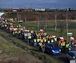 Protest rolników na torach kolejowych przy przejściu granicznym z Ukrainą w Medyce